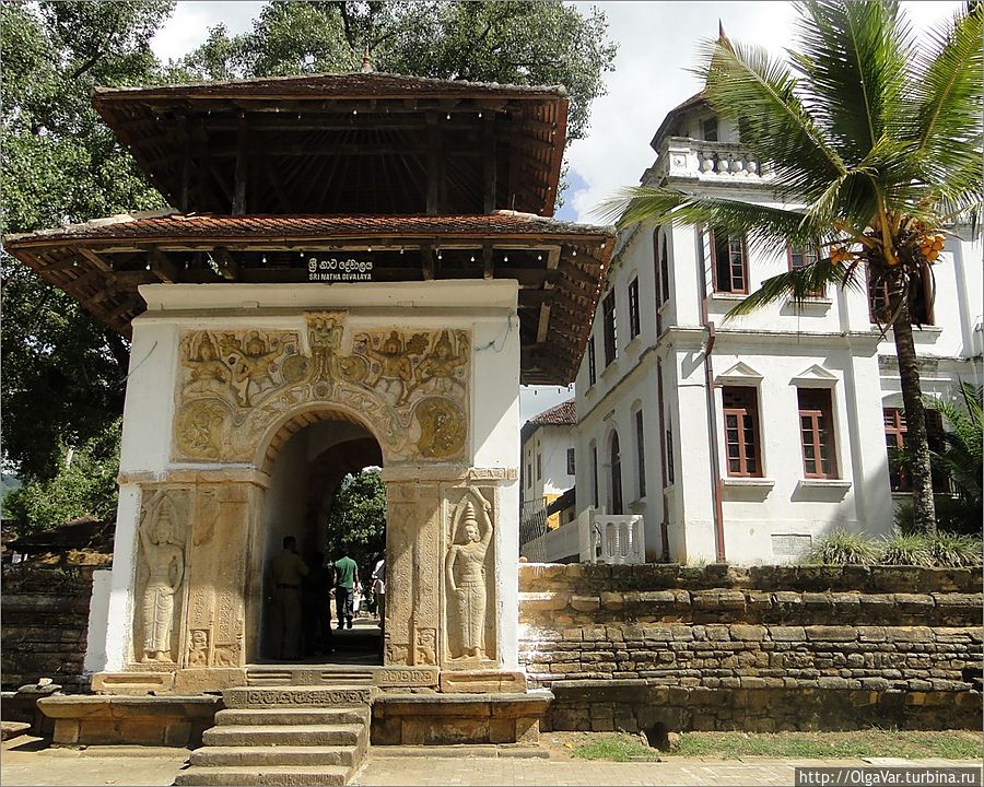 *Вход на территорию монастырского комплекса Шри Ната Девалая (Sri Natha Devalaya) Канди, Шри-Ланка
