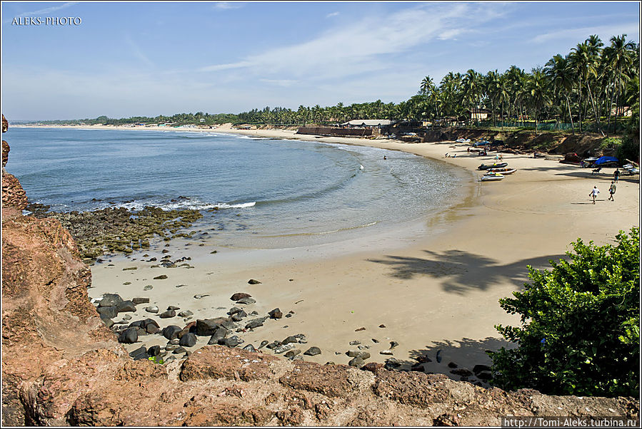 Такой вид на пляжи, откуда мы пришли, открывается со стен форта Агуада...
* Кандолим, Индия