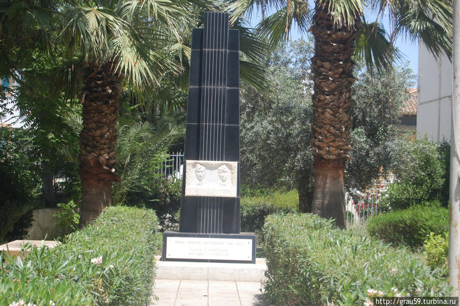 Памятник братьям Георгиадисам