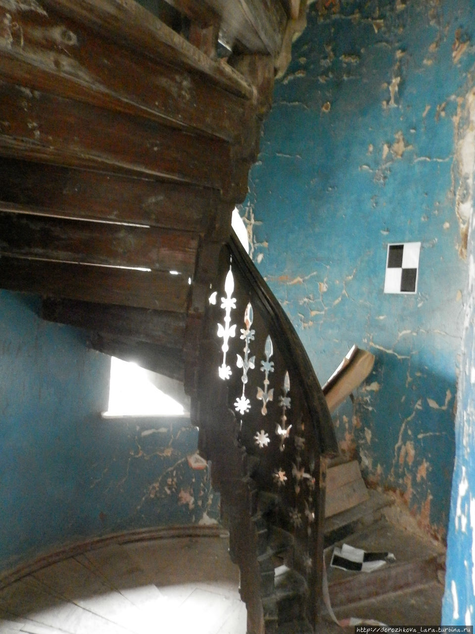 Винтовая лестница в башню-Факел, там была детская Юрино, Россия