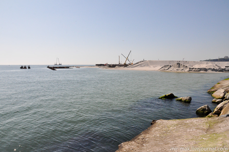 Есть много мнений на этот счет, как «за» так и «против» расширения терминала путем намыва территории в акватории, находящейся в центральной части города. Как по мне, то ничего страшного в этом нет, конечно, если будут соблюдены все требования и правила работы такого объекта.
Одесский порт – это градообразующее предприятие, соответственно, с увеличением его мощностей город будет вызывать больший интерес у иностранных компаний и инвесторов, тем самым, определенно будет происходить развитие, пусть хоть пока и в сфере морских перевозок, хотя, и это уже не так-то и мало. А что касается экологии, то есть много примеров крупнейших портов мира, находящихся в центральных частях городов. Надеюсь, наш порт в этом вопросе будет ориентироваться на их опыт во всех отношениях, включая и охрану окружающей среды.
После небольшого отступления вернемся к маяку… Есть много мнений на этот счет, как «за» так и «против» расширения терминала путем намыва территории в акватории, находящейся в центральной части города. Как по мне, то ничего страшного в этом нет, конечно, если будут соблюдены все требования и правила работы такого объекта.
Одесский порт – это градообразующее предприятие, соответственно, с увеличением его мощностей город будет вызывать больший интерес у иностранных компаний и инвесторов, тем самым, определенно будет происходить развитие, пусть хоть пока и в сфере морских перевозок, хотя, и это уже не так-то и мало. А что касается экологии, то есть много примеров крупнейших портов мира, находящихся в центральных частях городов. Надеюсь, наш порт в этом вопросе будет ориентироваться на их опыт во всех отношениях, включая и охрану окружающей среды.
После небольшого отступления вернемся к маяку…