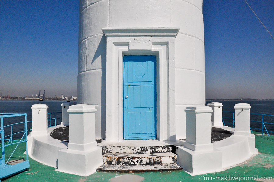 Входная дверь была закрыта. К сожалению, внутрь маяка не пускают, так как это очень важный стратегический объект.
Сейчас в маяке постоянно никто не находится. Все управление осуществляется дистанционно, из специального здания на берегу.
Легендарного смотрителя маяка зовут Иван Цихович, к сожалению, о нем нет подробной информации, известно лишь то, что ему уже около восьмидесяти лет, и уже более 55 лет его жизнь неразрывно связана с этим маяком. Входная дверь была закрыта. К сожалению, внутрь маяка не пускают, так как это очень важный стратегический объект.
Сейчас в маяке постоянно никто не находится. Все управление осуществляется дистанционно, из специального здания на берегу.
Легендарного смотрителя маяка зовут Иван Цихович, к сожалению, о нем нет подробной информации, известно лишь то, что ему уже около восьмидесяти лет, и уже более 55 лет его жизнь неразрывно связана с этим маяком.