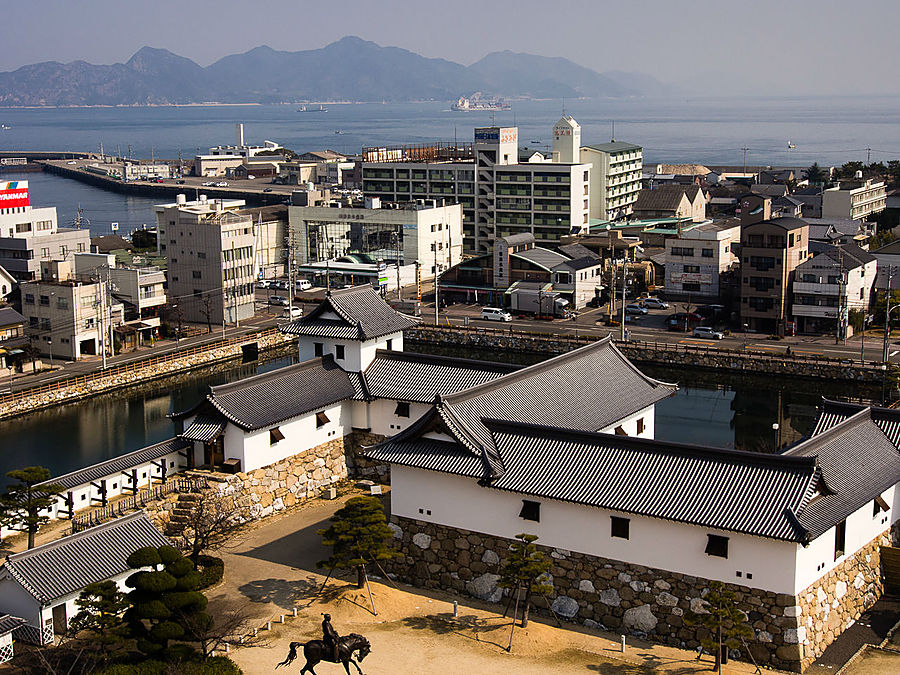Виды с верхнего этажа донжона. Во дворе можно заметить конную статую Тодо Такаторы. Имабари, Япония