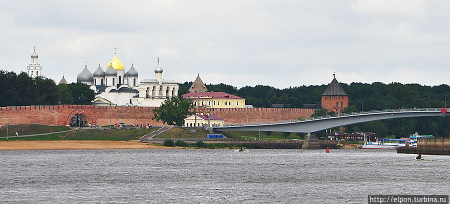 … Новгородский Детинец — с одной стороны реки. Великий Новгород, Россия