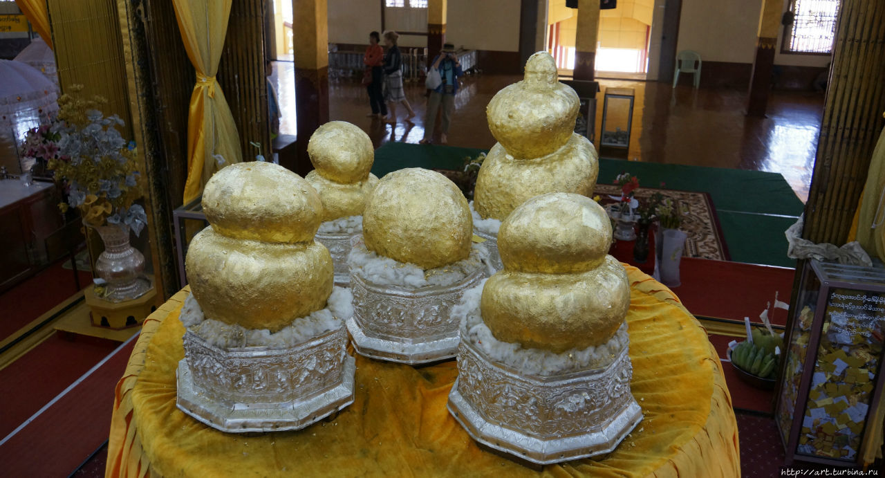 По пути к Индейну лодка проплывает мимо поселка, где находится пагода Phang Daw Oo вот с такими золотыми артефактами. Озеро Инле, Мьянма По пути к Индейну лодка проплывает мимо поселка, где находится пагода Phang Daw Oo вот с такими золотыми артефактами. Озеро Инле, Мьянма