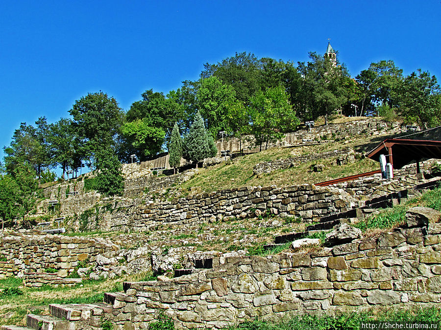 справа холм и руины справа холм и руины