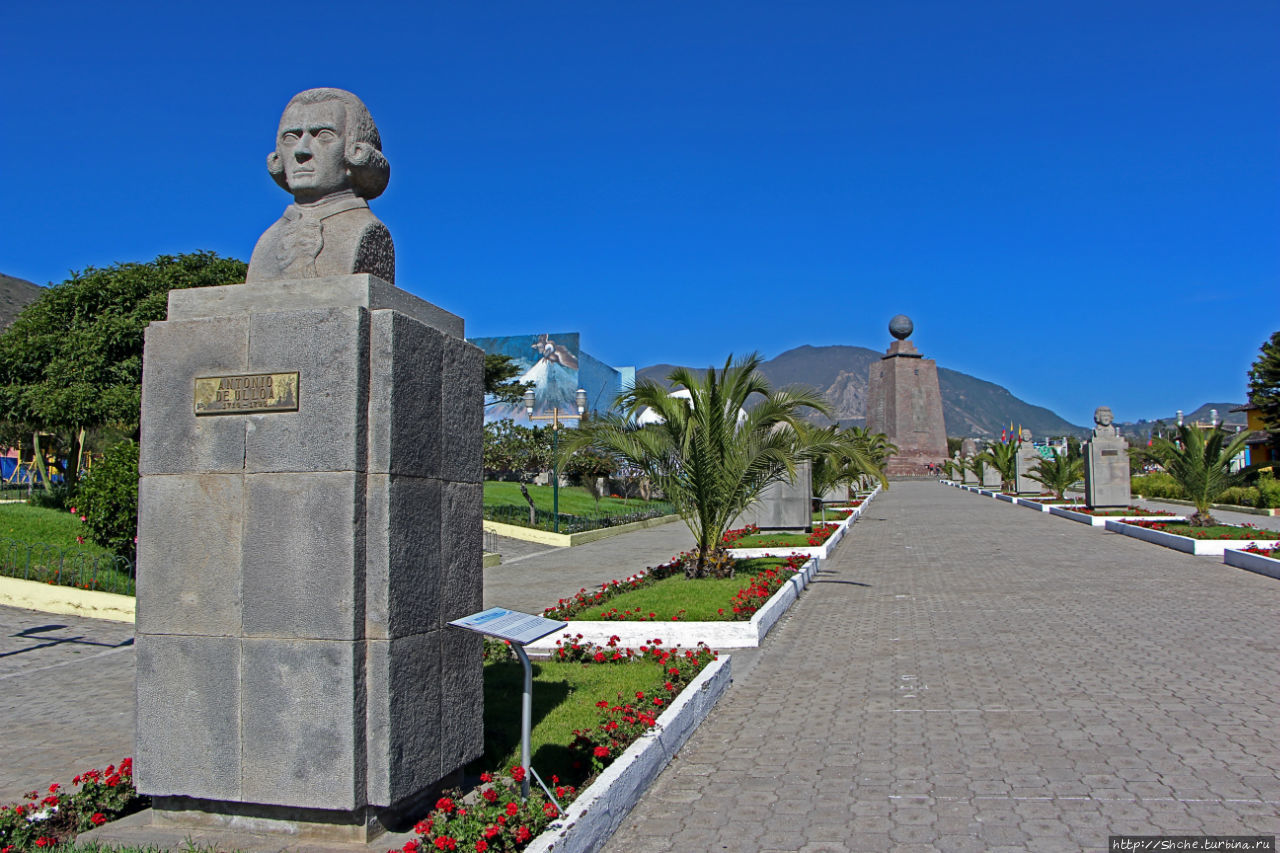 Середина мира (монумент экватору) Сан-Антонио-де-Пичинча, Эквадор