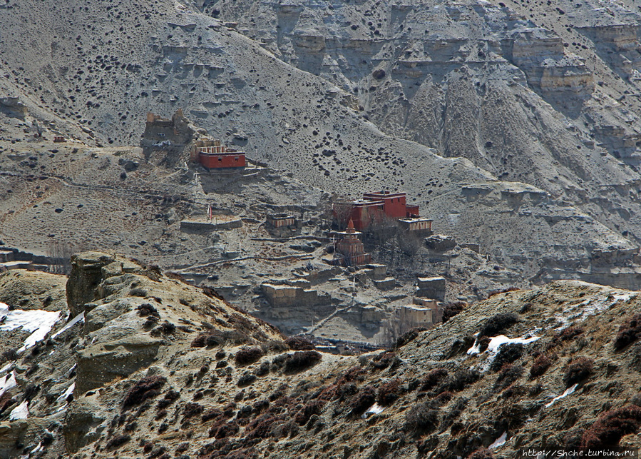 но в этот раз я замечаю на окраине Гелинга тибетский монастырь... группы, которые идут в Мустанг на 14 и больше дней посещают подобные места Запретное Королевство Мустанг, Непал