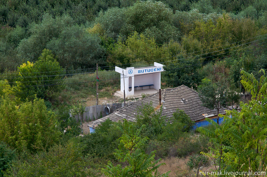 За монастырской скалой приютилось типичное молдавское село Бутучены. Многие местные жители открывают у себя дома что-то вроде постоялых дворов. Бутучены (Старый Орхей), Молдова
