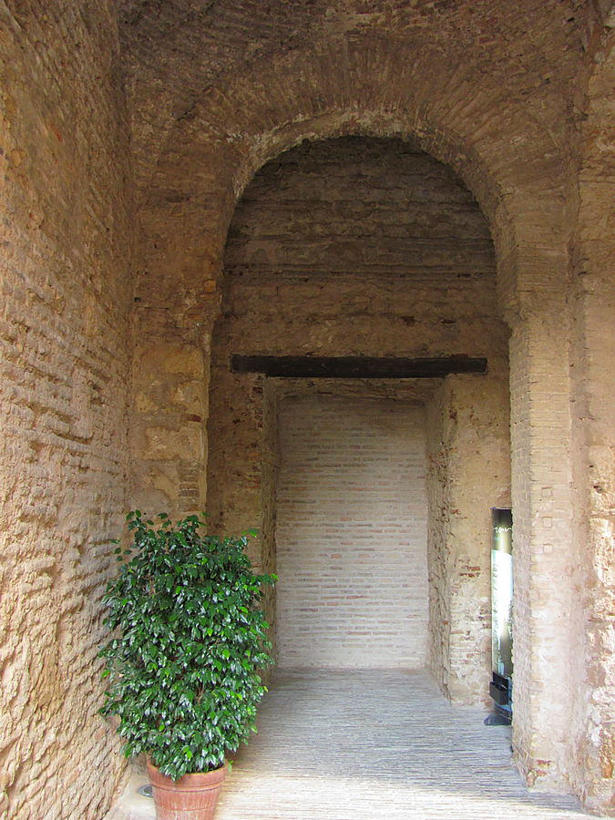 ...с другой — древние арабские галереи. ...с другой — древние арабские галереи.