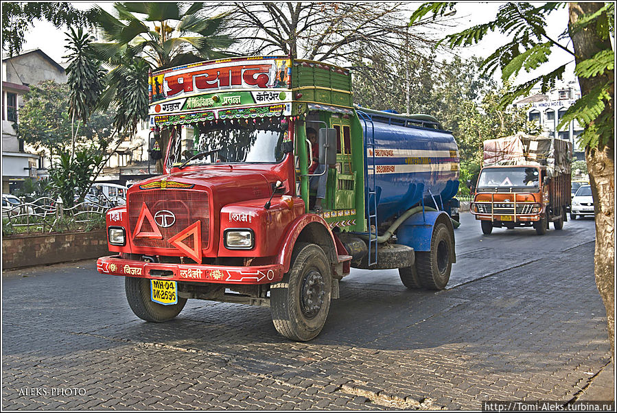 Движемся дальше в сторону вокзала Виктория. Мне очень понравились индийские грузовики — они всегда ярко разукрашенные...
* Мумбаи, Индия