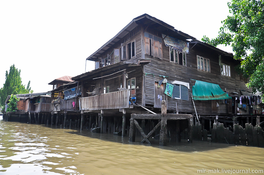 Попадаются даже двухэтажные дома, построенные по принципу из сказки «Три поросенка». Бангкок, Таиланд