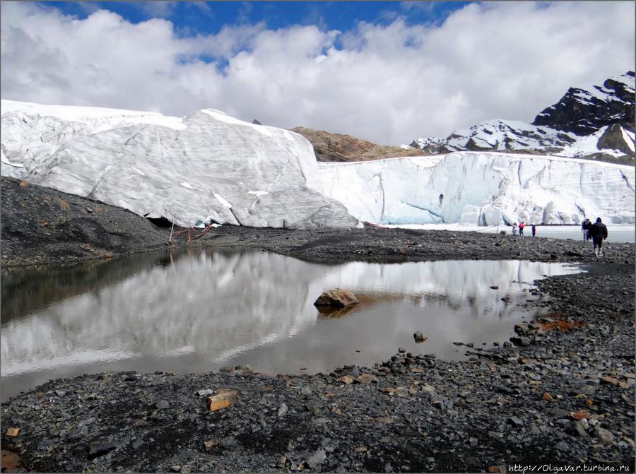 Гуляли мы долго. То спускались к замерзшему озеру, то поднимались на кручи, с них ледник лучше был виден и смотрелся объемней. Уаскаран Национальный Парк, Перу