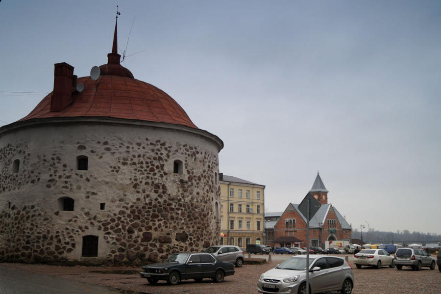 Круглая башня (Pyöreä torni) — одно из самых старых городских строений. Подо что её только не использовали!
Построенная в 1550 году, сначала была частью крепостной стены, потом передержкой для домашнего скота, складом...
Иногда башню называют  Толстая Екатерина.
Сейчас в ней музей и ресторан. Выборг, Россия