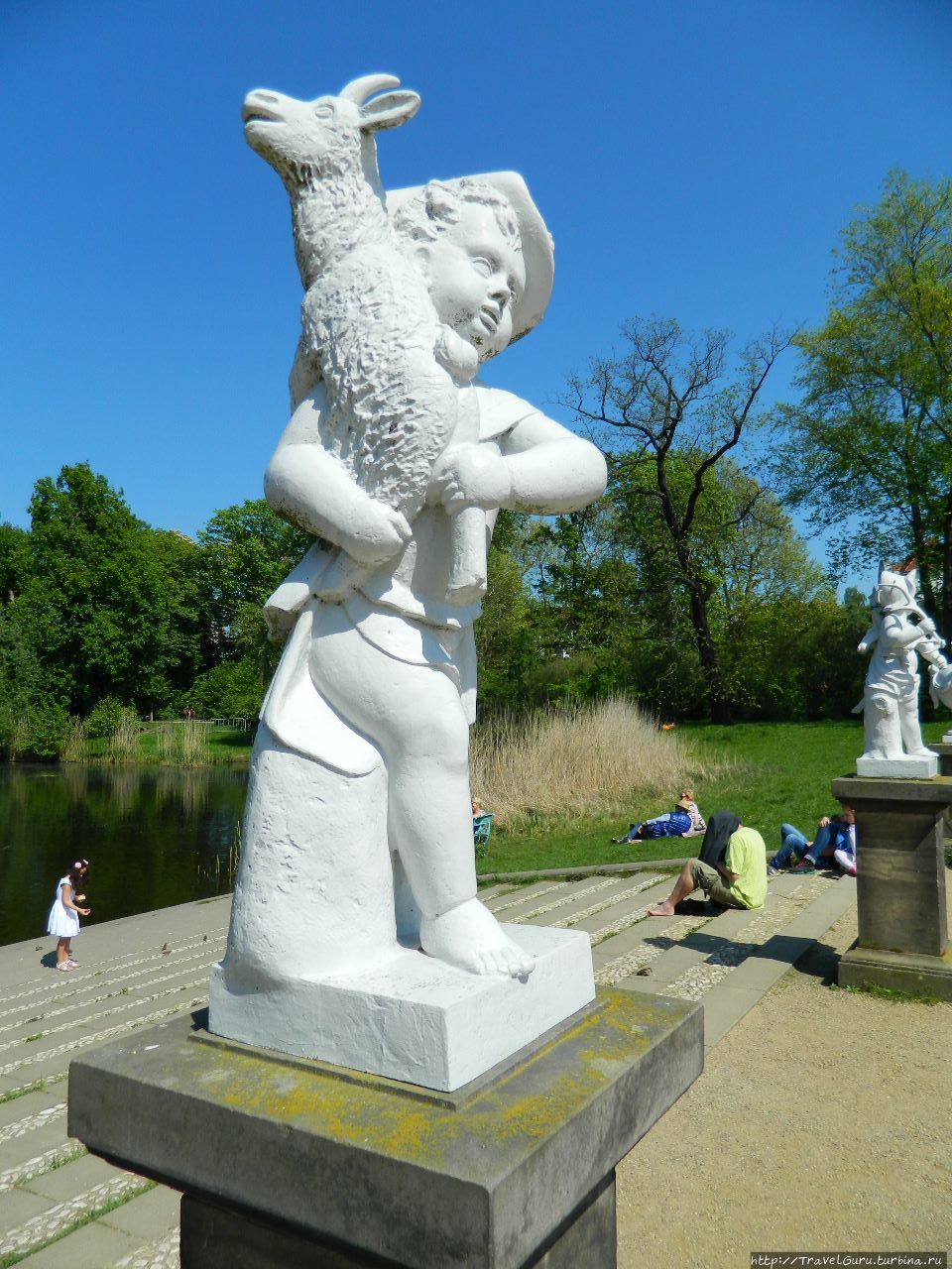 Одна из скульптур в дворцовом парке Берлин, Германия