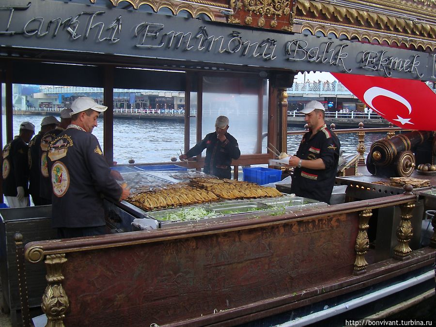 На этих барках жарят рыбу, вкладывают ее в булку, добавляют лук и салат и продают тут же по 5 лир Стамбул, Турция