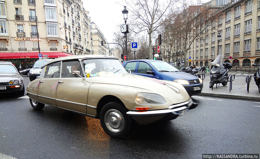 Богиня на улицах Парижа Париж, Франция Богиня на улицах Парижа Париж, Франция
