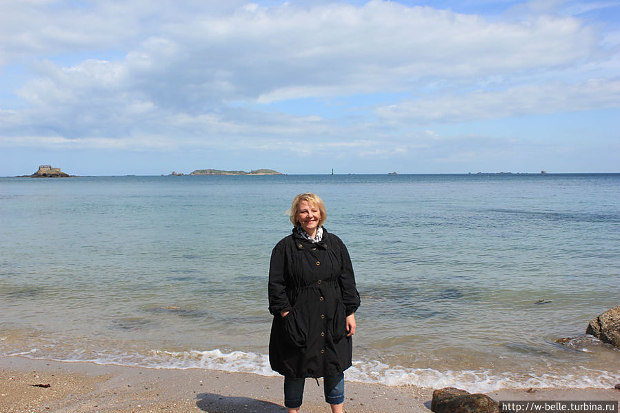 У кромки лазоревой воды светило солнце и было очень тепло. У кромки лазоревой воды светило солнце и было очень тепло.