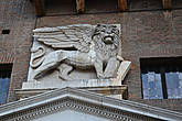 Венецианский лев на фасаде.