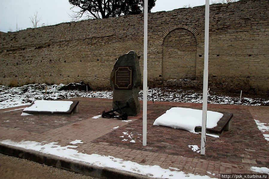 Здесь некогда стоял камень, гласящий о создании на этом месте памятника Здесь некогда стоял камень, гласящий о создании на этом месте памятника