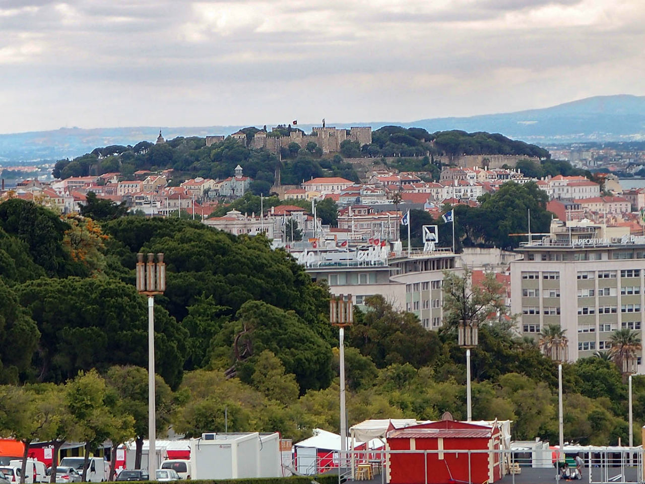 Вид на Лиссабон из парка Эдуарда V Лиссабон, Португалия