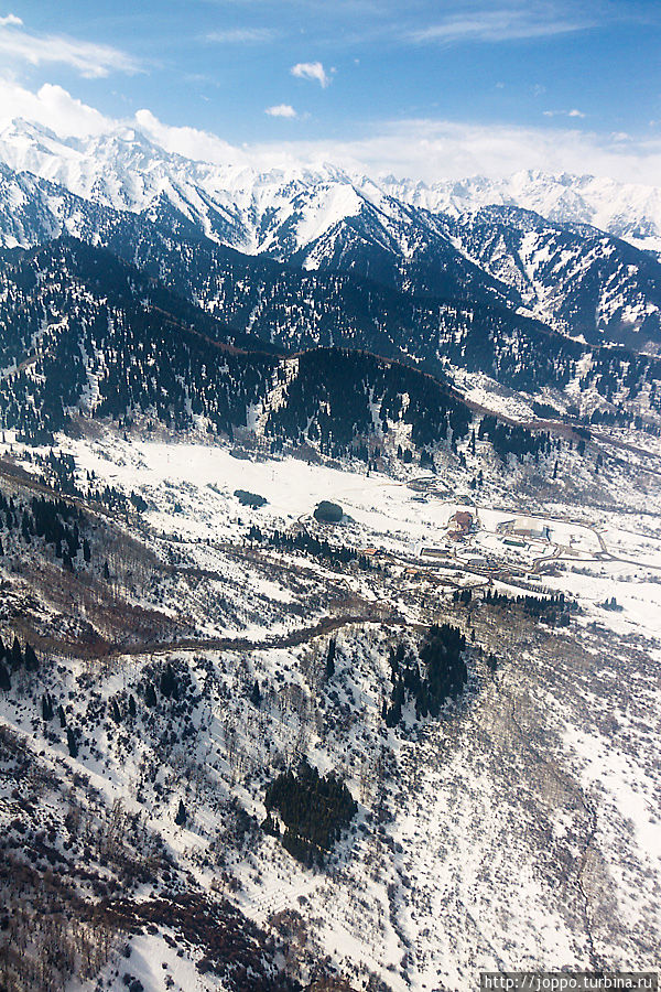 Алматы с высоты вертолётного полёта Алматинская область, Казахстан