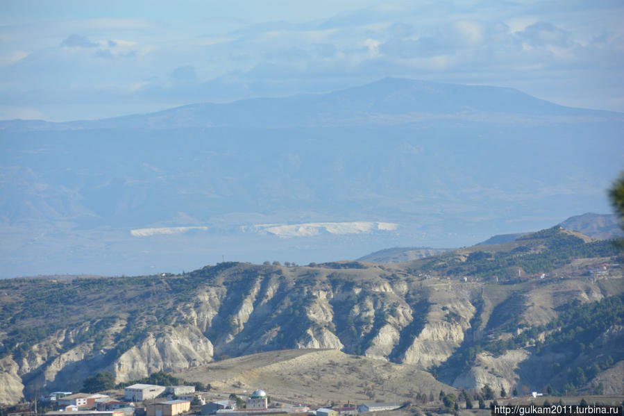 вид на Памуккале с горной дороги Памуккале (Иерополь античный город), Турция