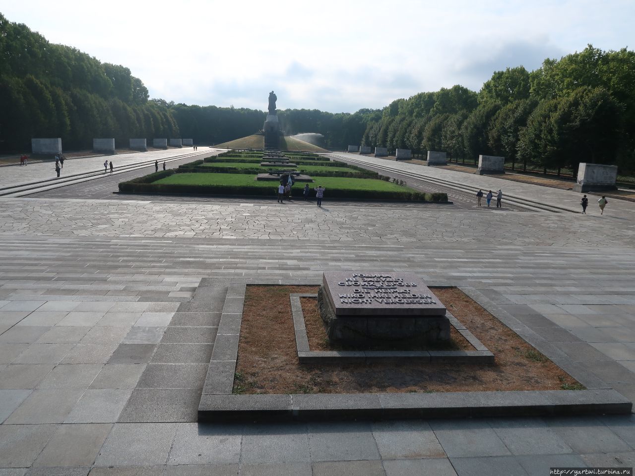 На территории мемориала, воздвигнутого в ознаменование разгрома гитлеровского нацизма, погребено более 7000 советских солдат. Второй по величине парк Берлина – свидетель многих событий, происходивших в Германии и Европе в течение столетия. Берлин, Германия