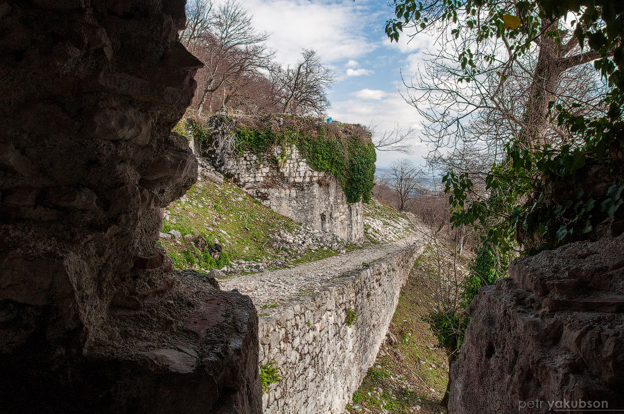 Южная стена, укрепленная семью башнями Новый Афон, Абхазия