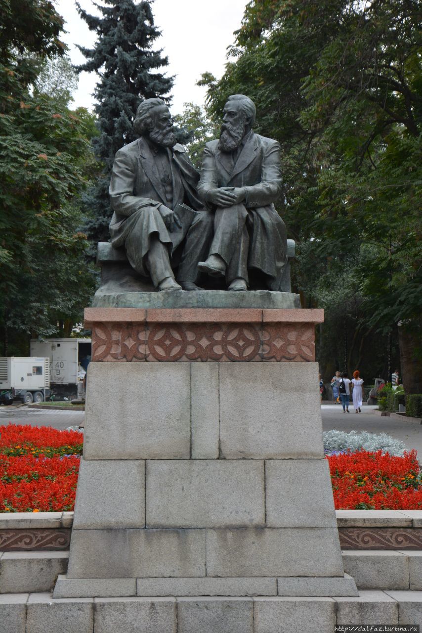 Маркс и Энгельс Бишкек, Киргизия