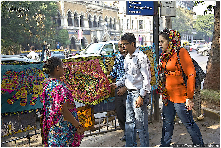 На улице можно прикупить какой-нибудь яркий платок в национальном стиле...
* Мумбаи, Индия