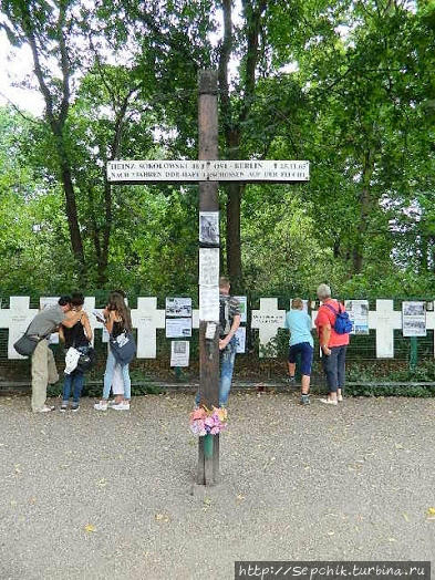 памятный знак на месте гибели 18-летнего мальчика у Берлинской стены Берлин, Германия