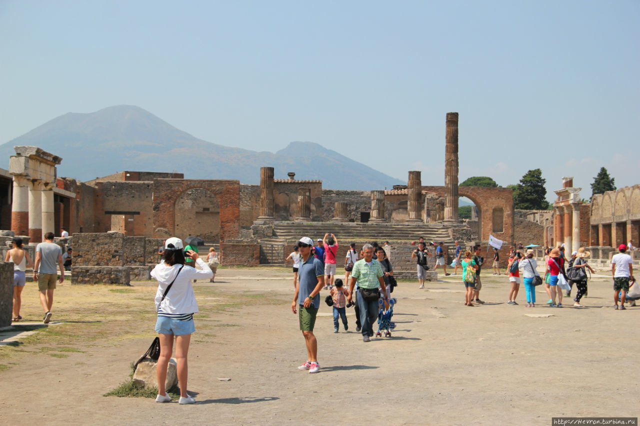 Вид на Везувий из Помпеи Помпеи, Италия