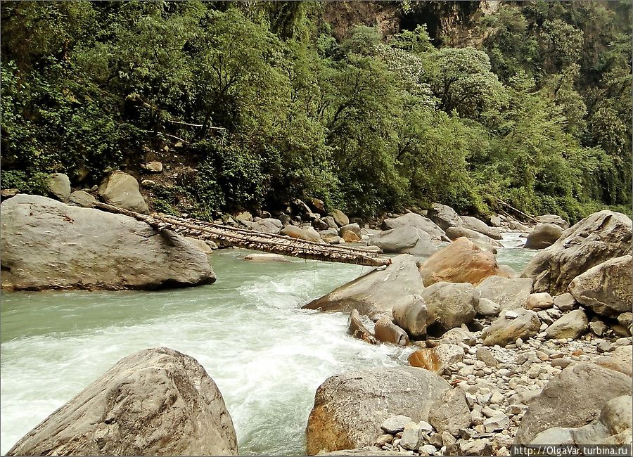 Почти на всем своем протяжении, до впадения в полноводную Кали-Гандаки, Моди-Кхола встречает на своем пути препятствия в виде огромных валунов, упавших с гор. Чомронг, Непал