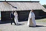 Молодожены проходят на венчание в Покровскую церковь