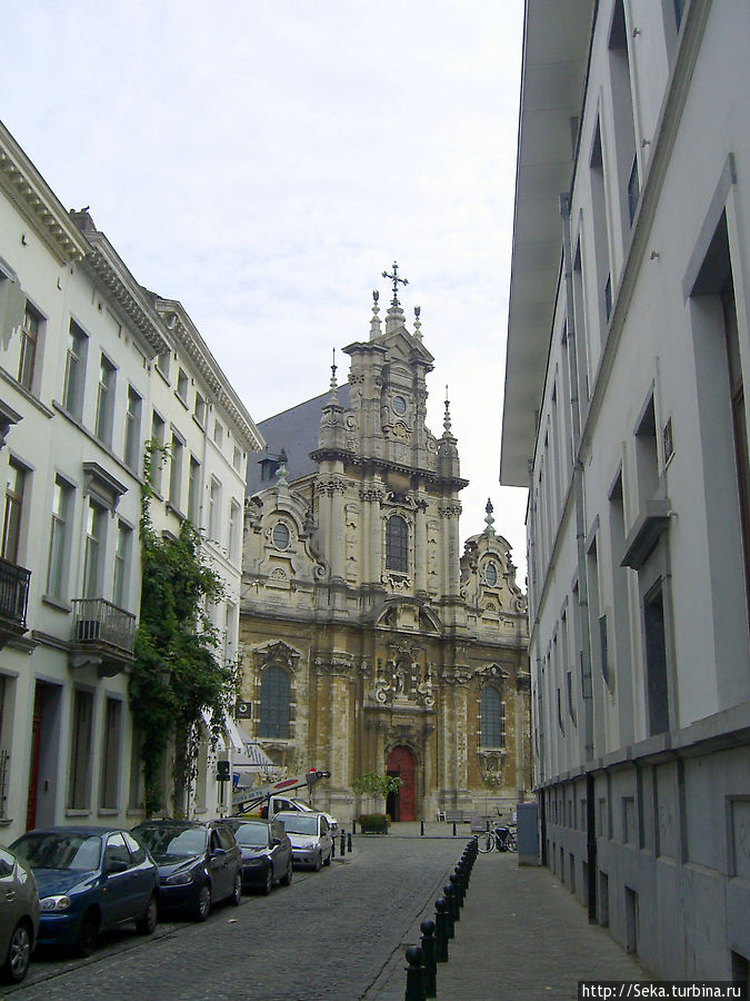 Вид на церковь со стороны улицы Руло Брюссель, Бельгия