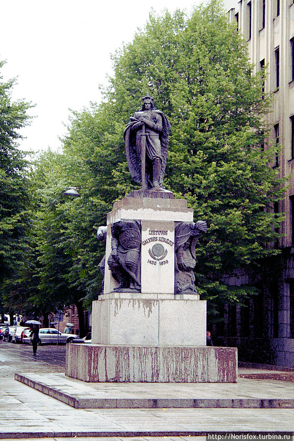 Из монументальной скульптуры — памятник Витовту Великому (скульп. Винцас Грибас, 1932, восст. 1992). В основании памятника 4 согбенные фигуры: с лицевой стороны крестоносца и русского бородача, с противоположной есть еще татарин и поляк. Из монументальной скульптуры — памятник Витовту Великому (скульп. Винцас Грибас, 1932, восст. 1992). В основании памятника 4 согбенные фигуры: с лицевой стороны крестоносца и русского бородача, с противоположной есть еще татарин и поляк.