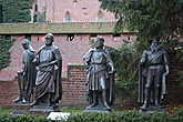 Статуи великих магистров,живших в замке.