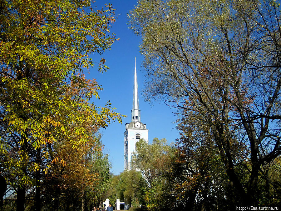 Шпиль Петропавловской церкви Ярославль, Россия