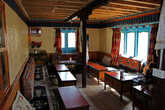 комната, куда приносят еду — это традиционный тибетский расклад. только в жилых домах в таких комнатах еду и готовят на печках посреди помещения