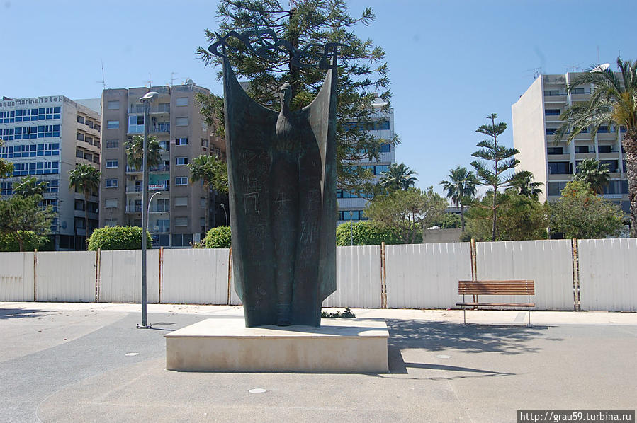 В парке скульптур на набережной Лимассола Лимассол, Кипр