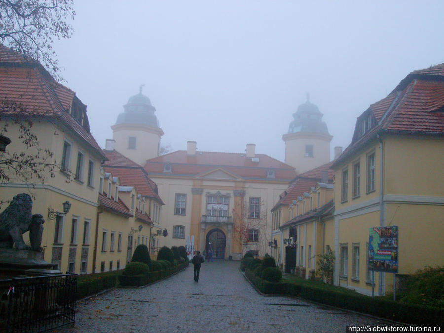 Посещение замка Кщендж в туманный день Валбжих, Польша