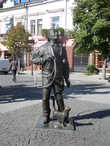 трубочист с котом на улицах Мукачево