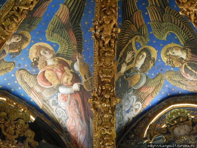 Фрески 15 в. на своде над Фрески 15 в. на своде над