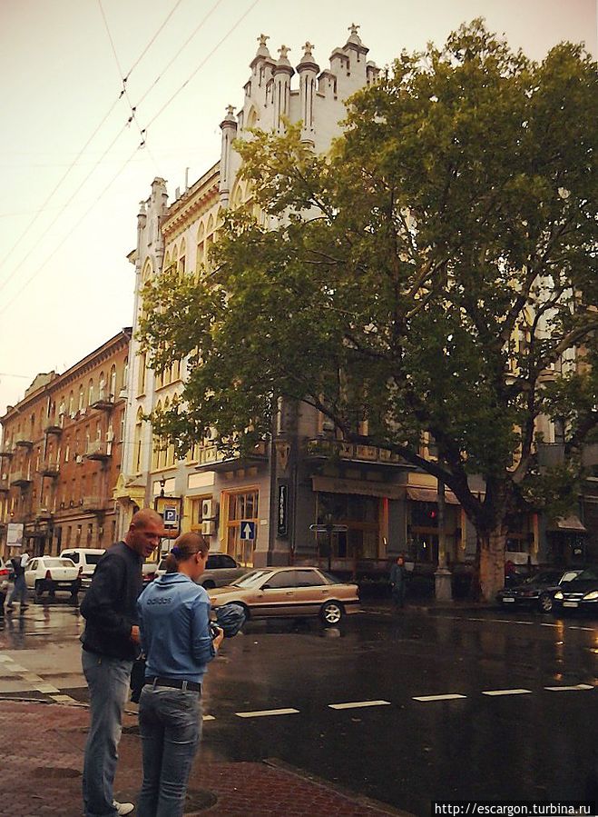 Первое упоминание о Ланжероновской улице появляется в 1817 году и была она названа в честь Одесского градоначальника Александра Федоровича Ланжерона, который правил Одессой с 1815 по 1820 годы и дом которого находился на этой улице. Одесса, Украина