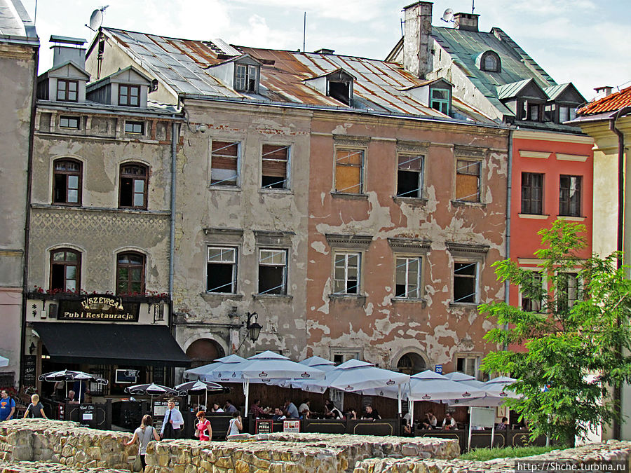 как и положенно туристическому месту — первые этажи домов — ресторанчики и магазинчики Люблин, Польша