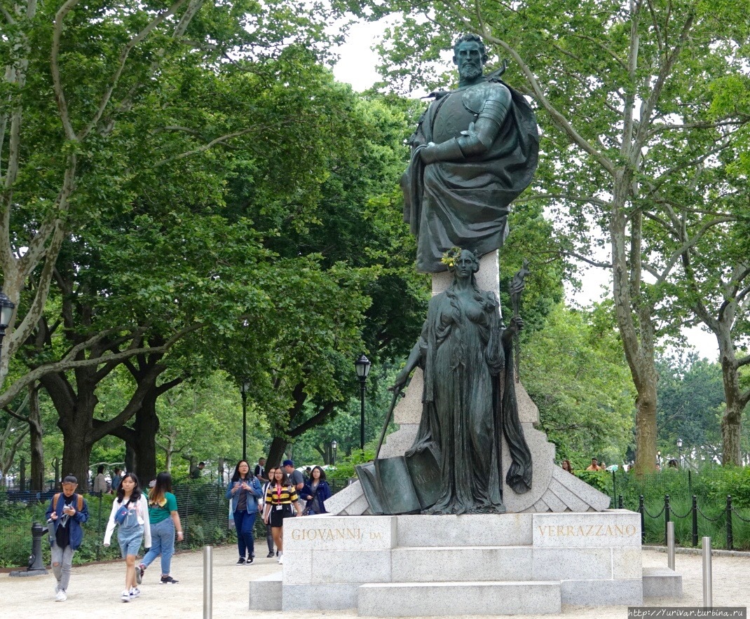 А это единственный в мире памятник итальянскому мореплавателю Джованни Верразано — первому европейцу, прибывшему в далеком 1524 году к берегам Стейтен Айленда и Манхеттена. Нью-Йорк, CША