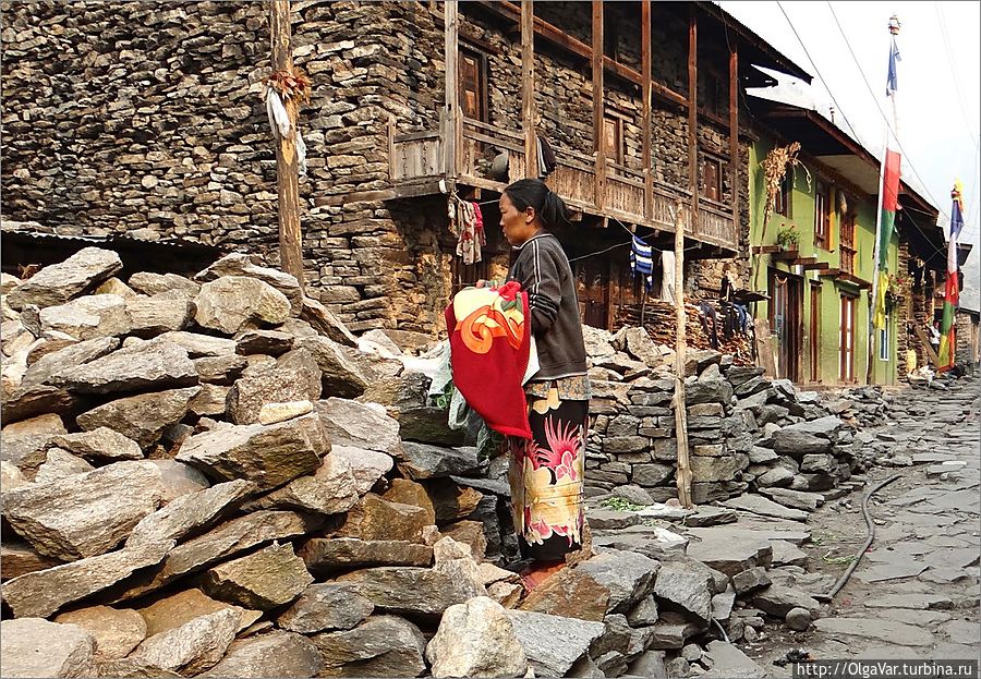 Строительным материалом для домов служат камни, благо их здесь много Сябру Беси, Непал
