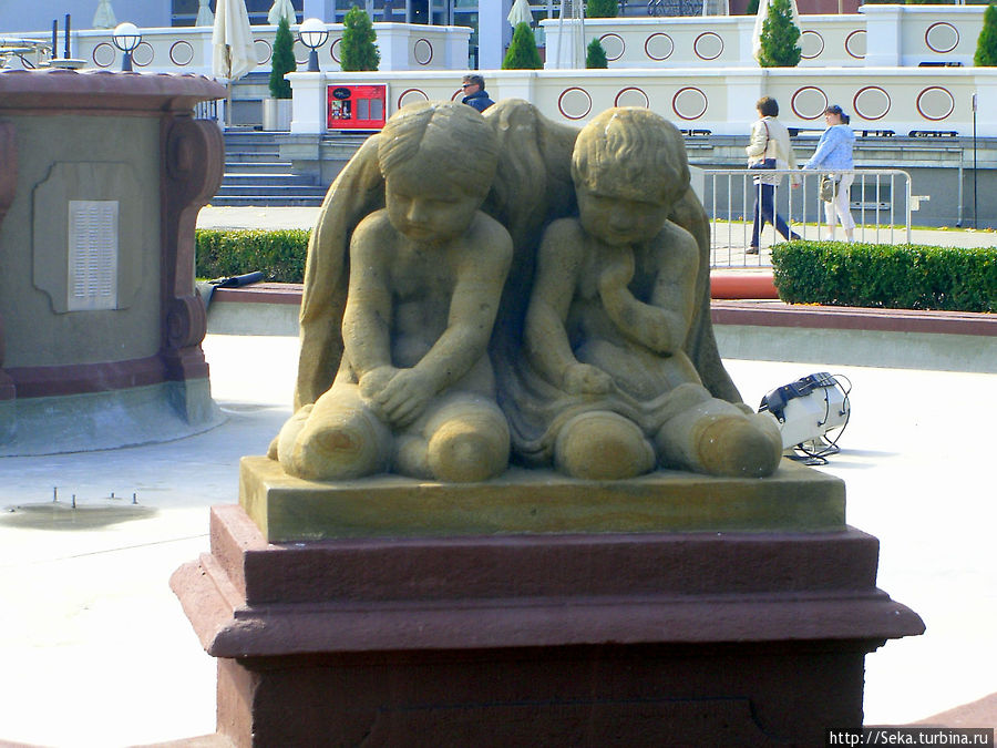 Скульптуры, украшающие фонтан перед зданием курортной водолечебницы