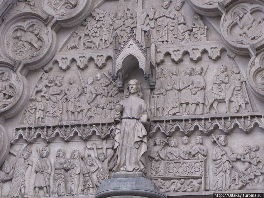 Барельеф на религиозную тему над одним из входов в собор. Барельеф на религиозную тему над одним из входов в собор.